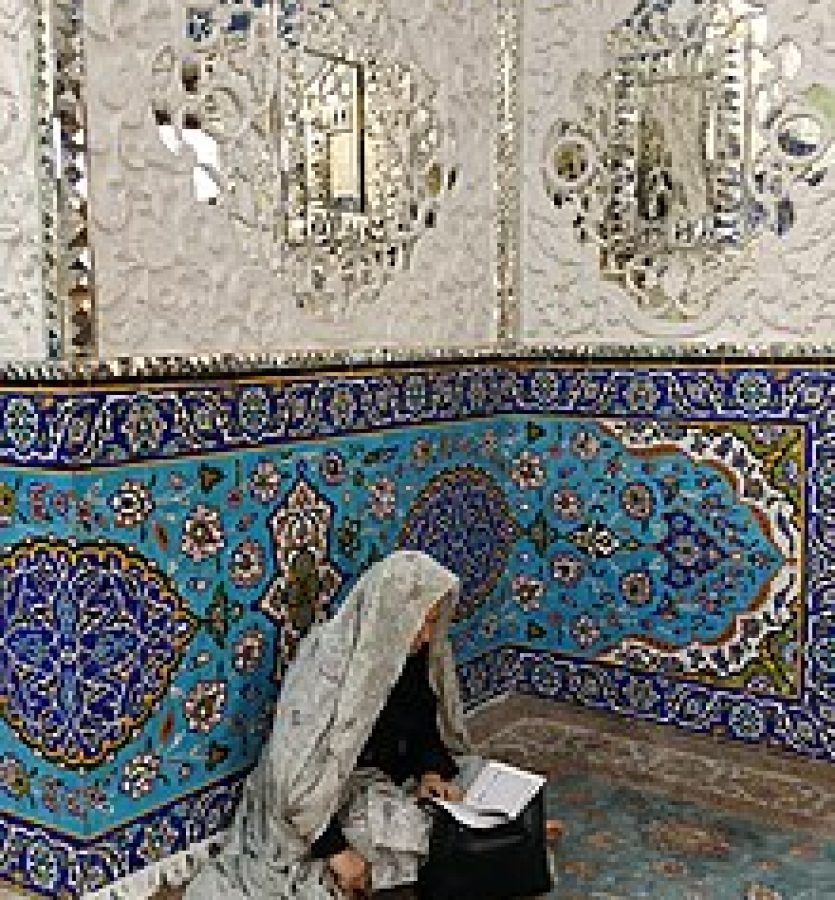Irán_(RPS_12-10-2019)_rezando_en_la_mezquita_de_Qazvin