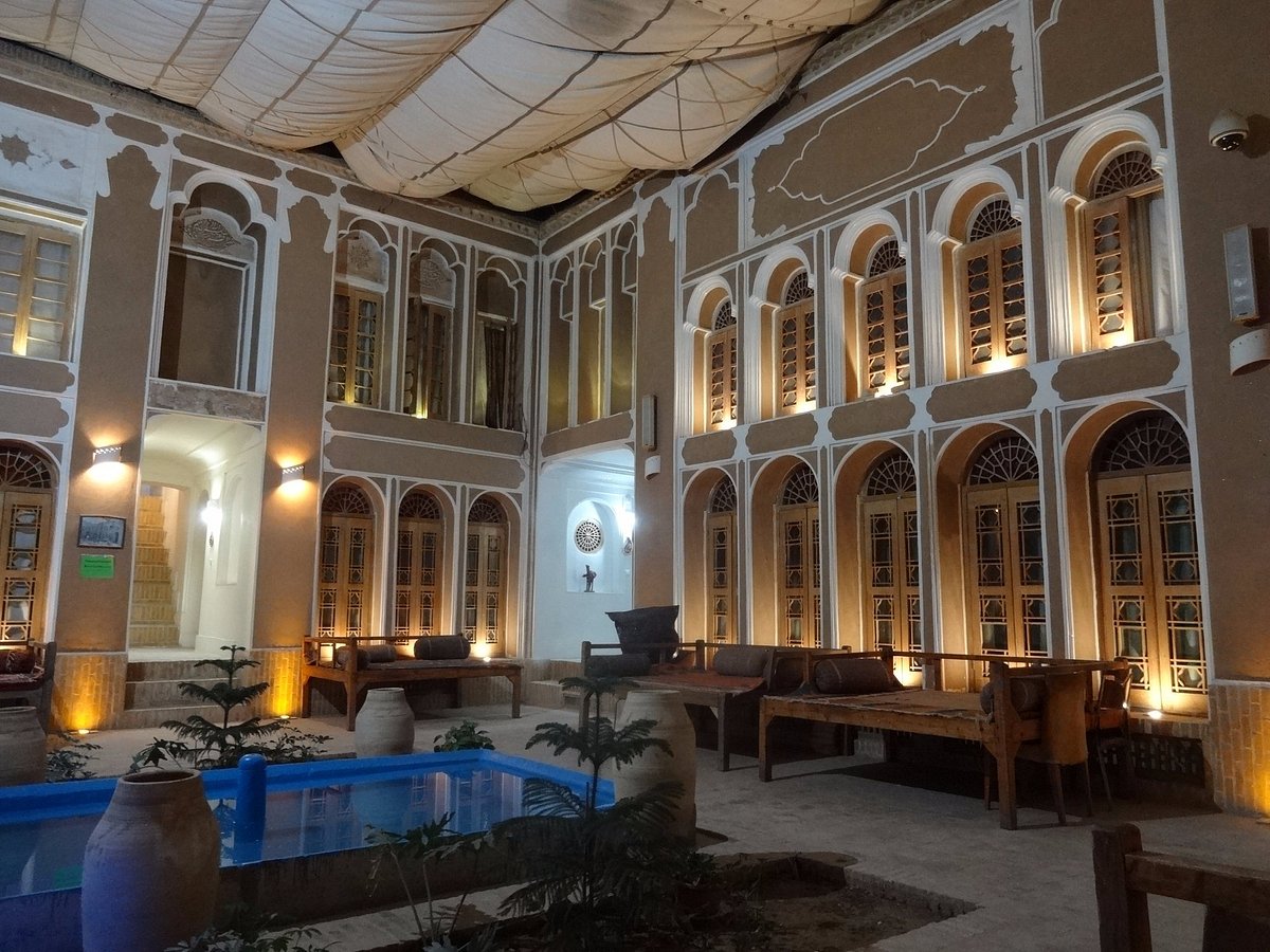 Yazd Traditional Hotel / Yazd
